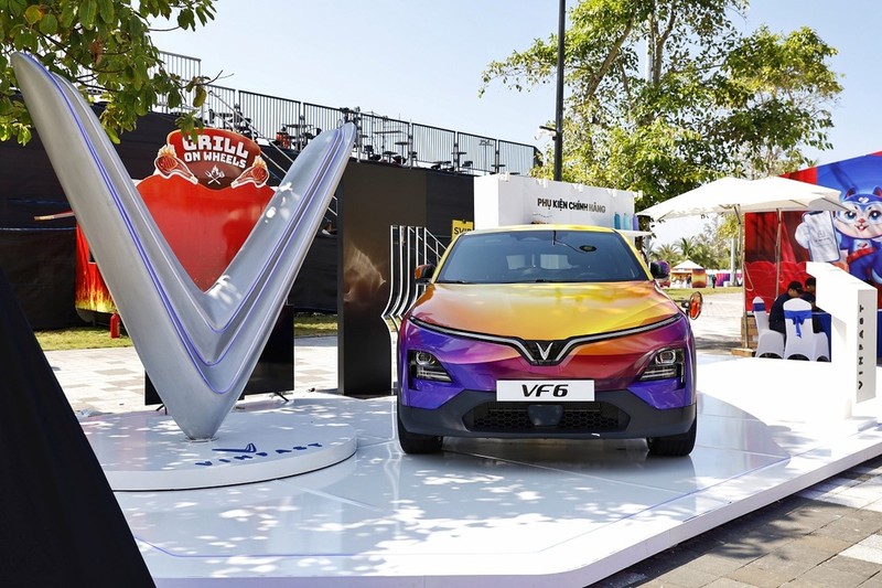 Sự xuất hiện của xe ô tô điện VF6 phiên bản 8Wonder nổi bật trong khuôn viên sự kiện (Ảnh: Vingroup).