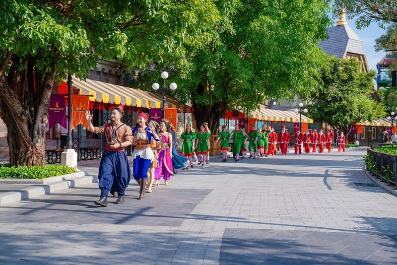 Các ông già Noel, yêu tinh xanh và nhân vật hóa trang diễu hành trước thềm nhạc hội (Ảnh: Vingroup).