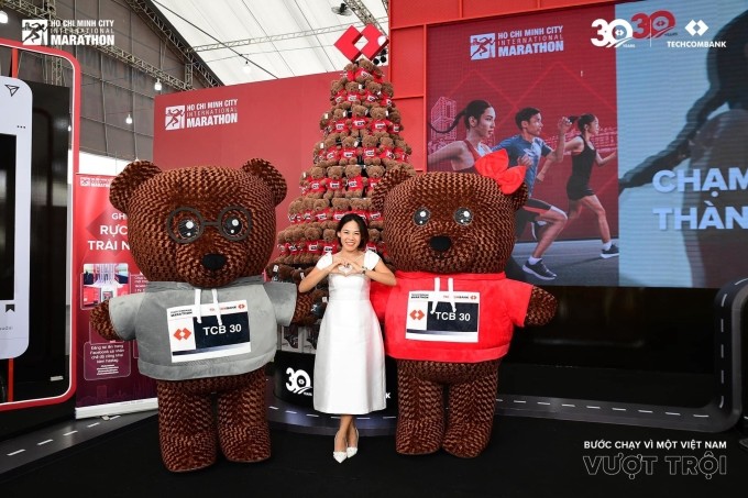 VĐV đi bộ Thanh Phúc check-in cùng cây thông gấu bông. Ảnh: Techcombank