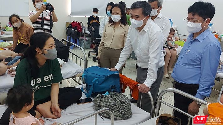 Thứ trưởng Trần Văn Thuấn kiểm tra công tác điều trị bệnh nhân sởi tại Bệnh viện Phụ Sản Nhi Đà Nẵng.