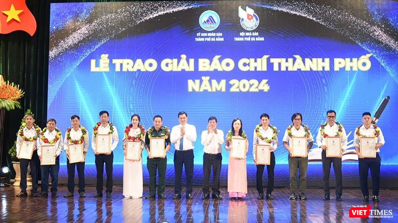 Tại lễ kỷ niệm, Ban tổ chức đã trao giải báo chí thành phố cho các tác giả, nhóm tác giả có tác phẩm xuất sắc.