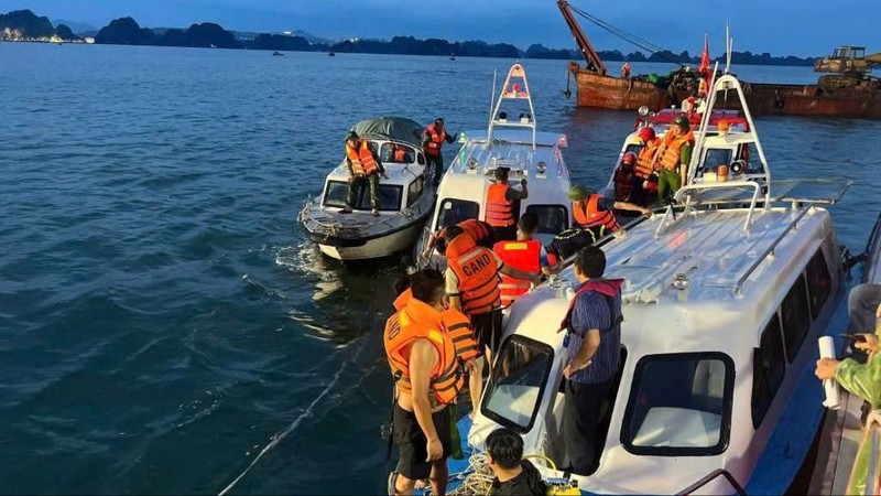 Công tác tìm kiếm cứu hộ cứu nạn trên Vịnh Hạ Long vẫn đang được triển khai. Ảnh: Cổng thông tin điện tử Quảng Ninh.