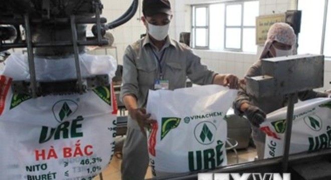 Đóng gói sản phẩm phân đạm urê tại Nhà máy Phân đạm và Hóa chất Hà Bắc