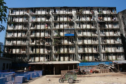 Nhiều công trình ở Myanmar xuống cấp trầm trọng đang trở thành mục tiêu hấp dẫn của các nhà thầu xây dựng Việt Nam.