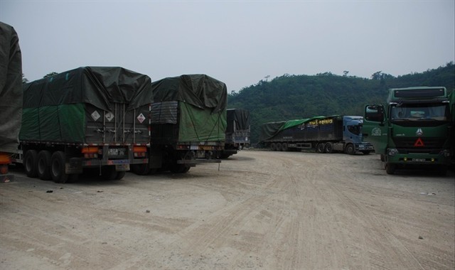 Bãi đậu xe của Cty TNHH Minh Đức chật cứng xe chở gạo nằm chờ