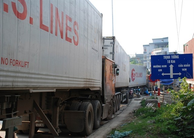 Xe chở gạo và hàng hoá nằm đợi ngoài cửa khẩu