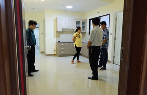 Người mua NƠXH đang tham quan căn hộ trước khi quyết định mua.