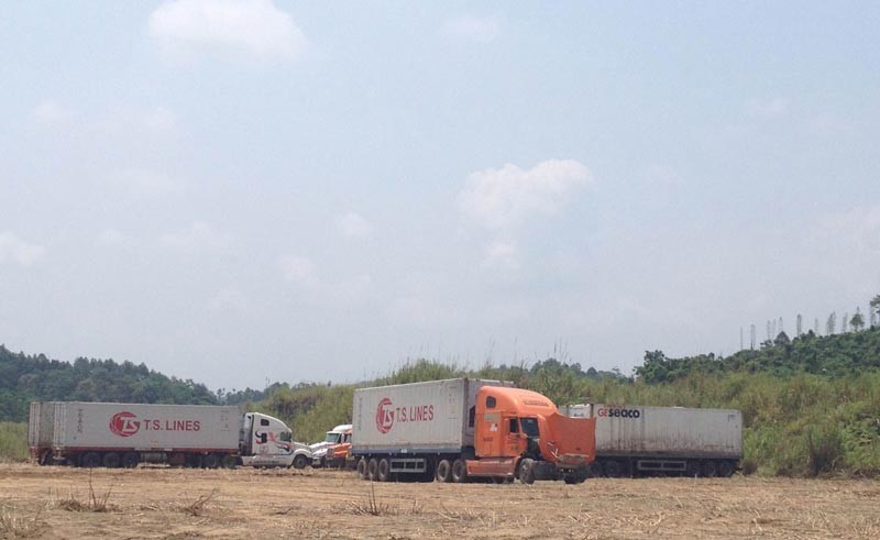 Ban quản lý cửa khẩu tận dụng mặt bằng đã quy hoạch nhưng chưa xây dựng trong khu vực Kim Thành để cho xe đỗ