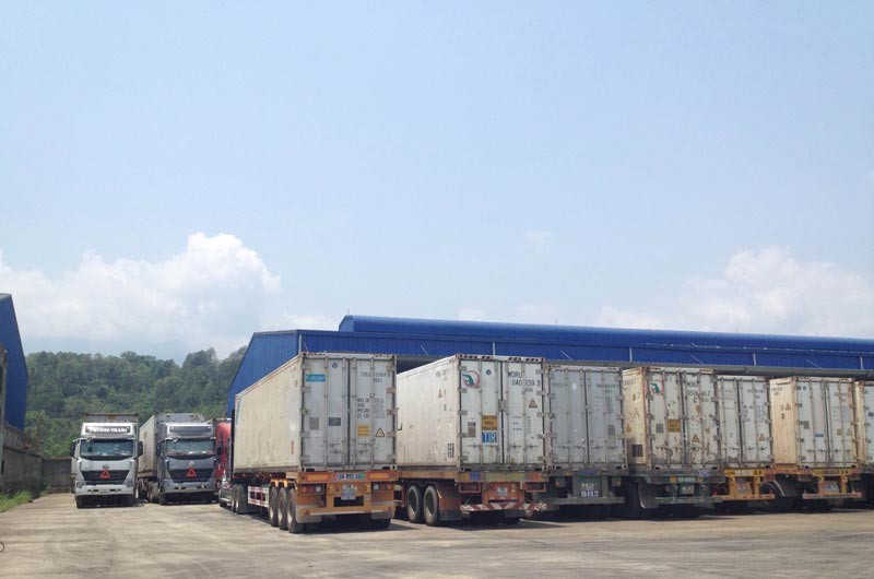 Kho hàng Công ty TNHH Hoàng Lan, phường Duyên Hải, TP. Lào Cai chật kín xe.