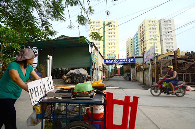 Chủ đầu tư cao ốc An Lạc Q.Bình Tân thu tiền chênh ngoài hợp đồng hàng trăm triệu để lách quy định gói 30.000 tỉ đồng - Ảnh: Thanh Tùng