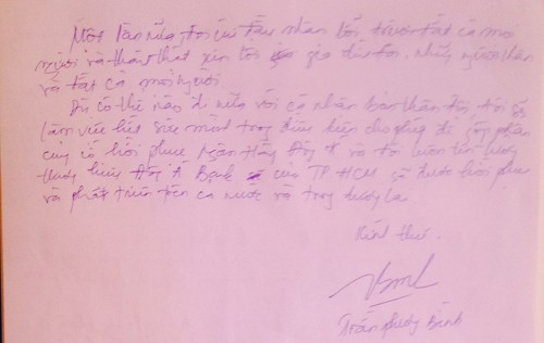 Ông Bình viết thư tay, gửi tới VnExpress để bày tỏ tâm tư với khách hàng, cổ đông cũng như cán bộ nhân viên ngân hàng. Ảnh:Lệ Chi