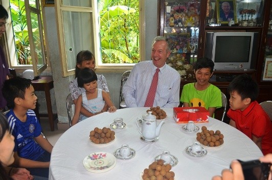 Đại sứ Ted Osius mời trẻ em làng SOS vào xe đặc biệt ảnh 8