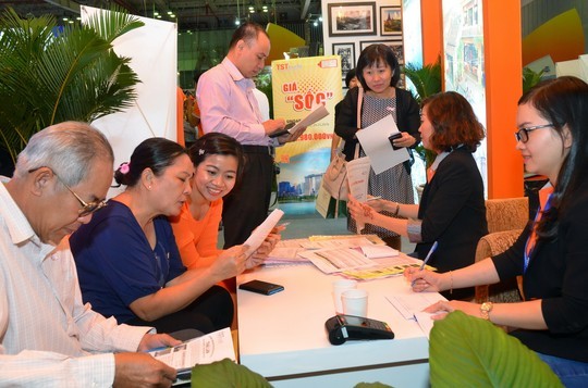 Khách mua tour tại gian hàng của TST Tourist trong Hội chợ Du lịch quốc tế TP HCM 2015