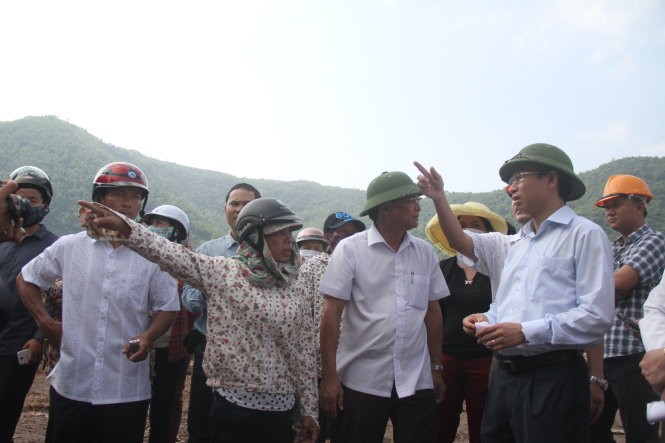 Người dân phản ánh ô nhiễm với Bí thư thành ủy Đà Nẵng - Ảnh: Đoàn Cường