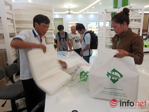 Bao bì mà showroom H.A Cao su thiên nhiên sử dụng để đựng hàng giao cho khách đều mang tênCông ty TNHH Sản xuất nệm H.A Cao su Việt Nam... (Ảnh: HC)