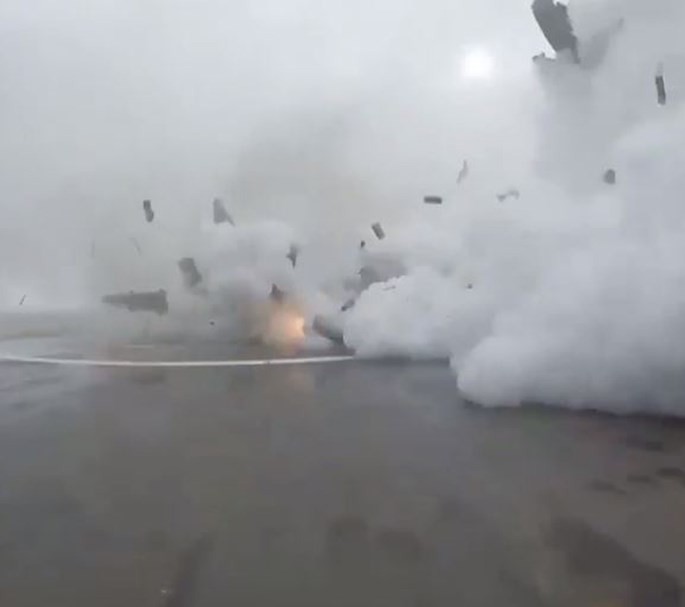 Clip tên lửa đẩy Falcon-9 đáp xuống dàn phóng ở biển thất bại ảnh 5 Clip tên lửa đẩy Falcon-9 đáp xuống dàn phóng ở biển thất bại ảnh 5