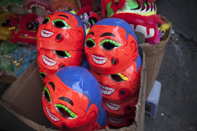 Những chiếc mặt nạ ông địavui nhộn - Ảnh: Sơn Khôi