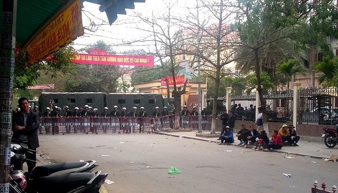 Lãnh đạo Thanh Hóa huy động thêm cả lực lượng Cảnh sát cơ động lập hàng rào an ninh ở trụ sở Tỉnh ủy. Ảnh:Nguyễn Dương.