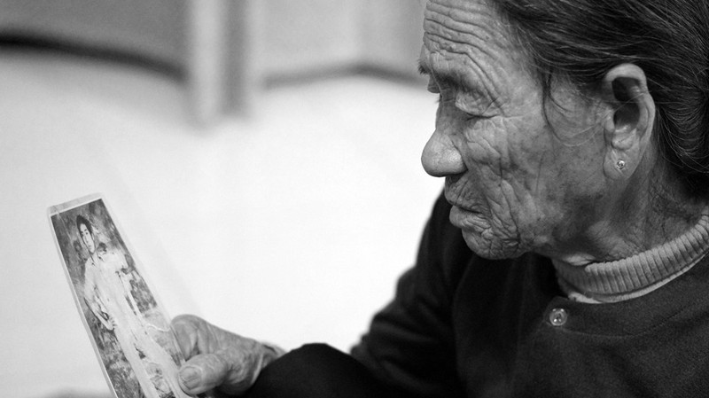 Bà Nguyễn Thị Dắc, Ngư Thủy, Lệ Thủy, Quảng Bình bên di ảnh của con trai, liệt sĩ Nguyễn Tiến Doãn hy sinh khi vừa tròn 23 tuổi để lại người con trai Nguyễn Đình Thế mới hơn 2 tuổi.