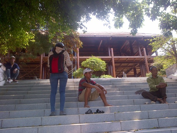 Hiện tại, nhóm thợ vẫn đang chạy đua tháo dỡ ngôi nhà thờ chính.