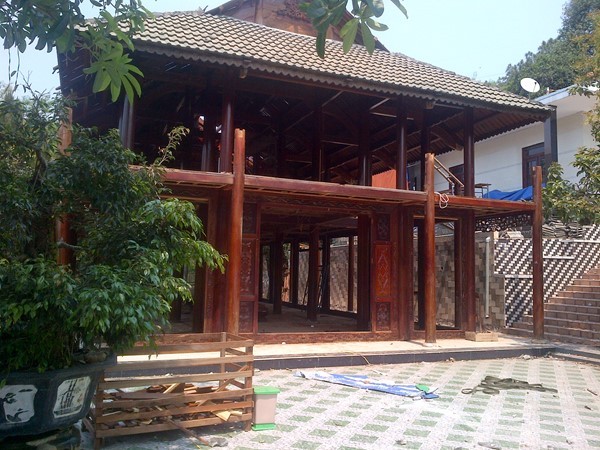 Căn nhà thờ chính nhìn từ bên ngoài.