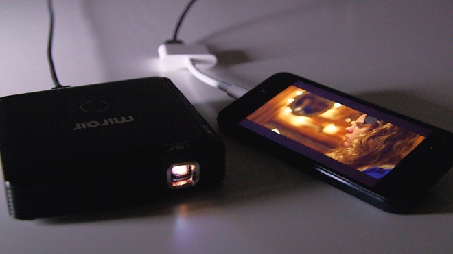 Để trình chiếu hình ảnh, phim từ smartphone, máy tính bảng hay nguồn phát thông thường như HD Player, Miroir MP150W sử dụng cổng HDMI tích hợp nằm ở mặt sau. Chất lượng hình ảnh khi xem phim HD của Miroir khá ổn so với mức giá, đặc biệt, cho kích thước hình ảnh lớn hơn nhiều TV cùng tầm tiền.