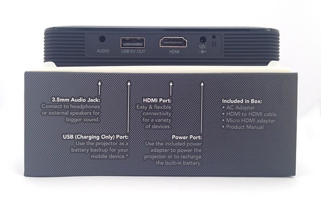 Bên trong máy chiếu có còn pin, cho phép trình chiếu liên tục trong 2 giờ mà không cần đến nguồn. Ngoài ra, nó còn có một cổng USB 5V giúp sạc cho các thiết bị di động.