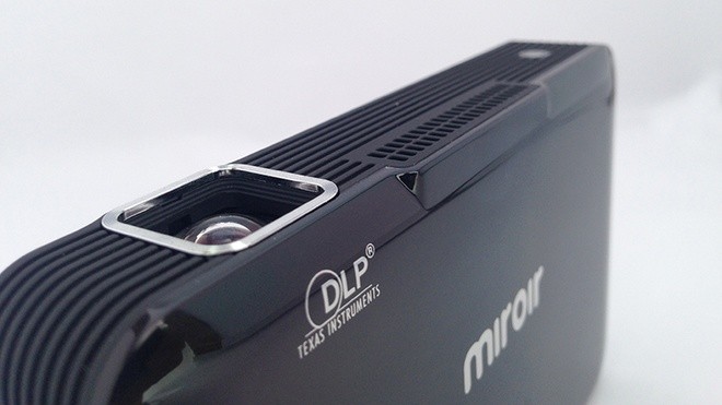 Bóng đèn chiếu công nghệ LED có độ sáng 200 lumen, cho tuổi thọ sử dụng lên đến 20.000 giờ và sử dụng công nghệ DLP của Texas Instruments. Ngoài cổng âm thanh 3,5 mm, máy chiếu cũng có sẵn loa tích hợp nhưng công suất nhỏ, chỉ 1 watt.