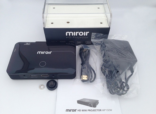 Phụ kiện đi kèm khá đơn giản, chỉ gồm cáp HDMI, bộ sạc. Các đầu chuyển để xuất được video, hình ảnh từ smartphone hay iPhone, iPad phải mua thêm.