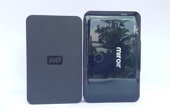 Sản phẩm có giá bán chính hãng ở Việt Nam là 10,9 triệu đồng, không cao hơn nhiều mức giá 429 USD tại thị trường Mỹ. Điểm nổi trội là thiết kế rất nhỏ gọn, tương đương với ổ cứng di động.