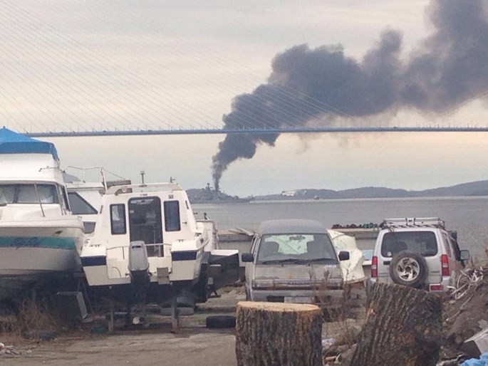 Video Tàu chiến Nga đi qua cầu mà tưởng cháy cầu ảnh 3