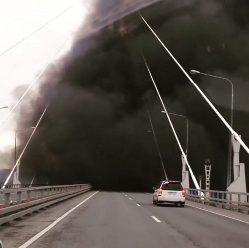 Video Tàu chiến Nga đi qua cầu mà tưởng cháy cầu ảnh 1