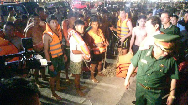 Các thợ lặn cùng đặc công nước tham gia tìm kiếm các nạn nhân. Ảnh:Nguyễn Đông.