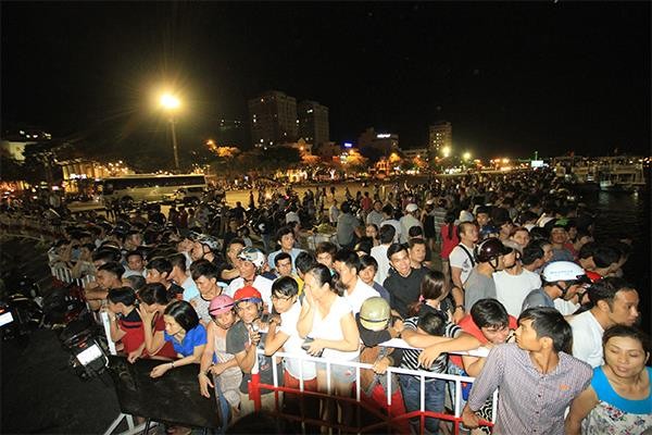 Người dân chen chúc xem cứu hộ.