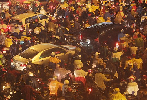 Ngã tư Cộng Hòa - Trường Chinh (Tân Bình) không còn một chỗ trống. Ngã tư Cộng Hòa - Trường Chinh (Tân Bình) không còn một chỗ trống.