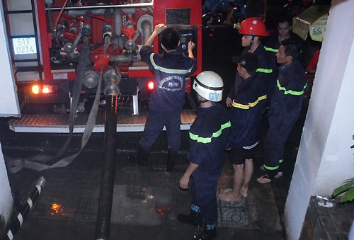 Lực lượng cảnh sát PCCC - cứu hộ cứu nạn - được huy động bơm nước "cứu" các toà nhà. Lực lượng cảnh sát PCCC - cứu hộ cứu nạn - được huy động bơm nước "cứu" các toà nhà.