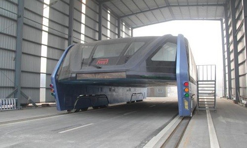 Chiếc xe đang nằm bất động do cạn vốn. Ảnh:The Paper.