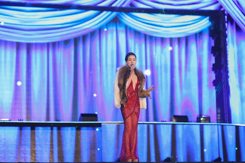 Nữ ca sĩ Lệ Quyên sang trọng, đài các tạo nên một khoảng lắng đọng tuyệt vời giữa đêm sôi động