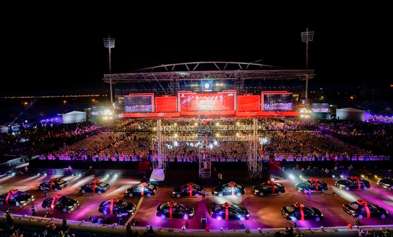 Sân khấu có chiều dài hơn 100m đủ để trình diễn màn diễu hành ô tô vô cùng ấn tượng