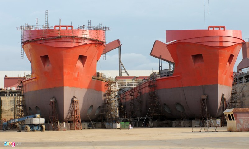 Can canh nha may dong tau vat lon giua 'nui no nan' hinh anh 11