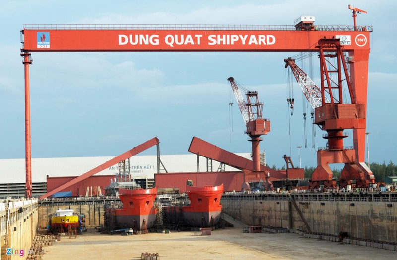 Can canh nha may dong tau vat lon giua 'nui no nan' hinh anh 12