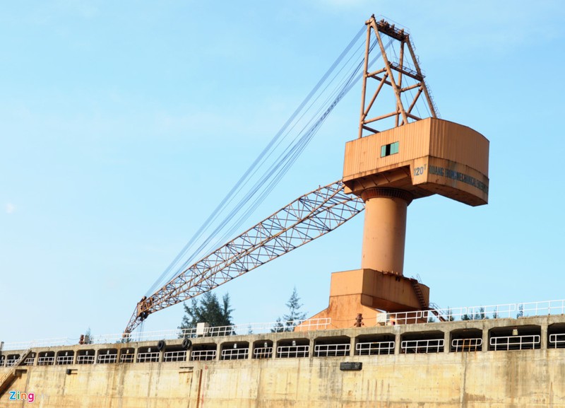 Can canh nha may dong tau vat lon giua 'nui no nan' hinh anh 2