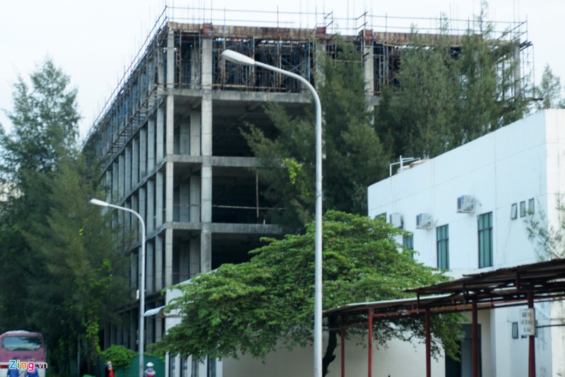 Can canh nha may dong tau vat lon giua 'nui no nan' hinh anh 6