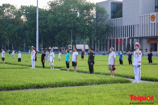 Người dân đang tập thể dục từ xa cũng đứng nghiêm chào cờ. Thậm chí là những người đứng bên ngoài Quảng trường trong giây phút đặc biệt này cũng ngưng lại mọi hoạt động để hướng về lá cờ của Tổ quốc đang tung bay.