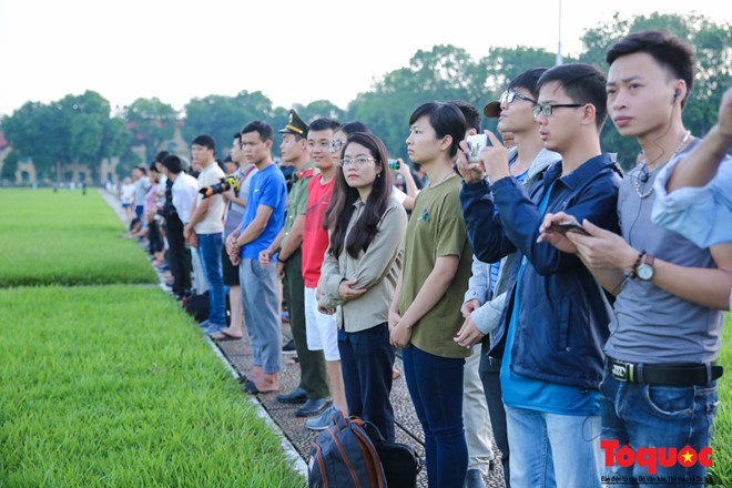 Trong ngày lễ trọng đại của đất nước, người dân đến đây không chỉ để dạo chơi mà để được chứng kiến lễ chào cờ thiêng liêng, trang trọng nhất trong năm.