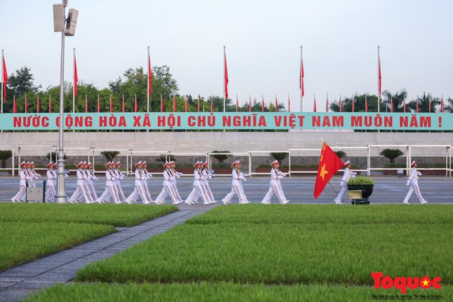 Đoàn đi một vòng ra phía trước theo tiếng nhạc của ca khúc 