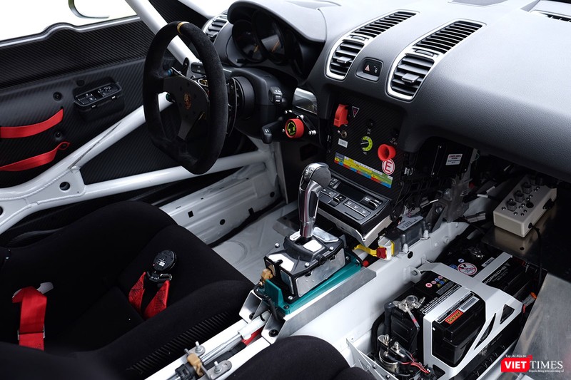 "Mòn mắt" với Porsche Cayman GT4 Clubsport bất ngờ xuất hiện tại Việt Nam ảnh 3