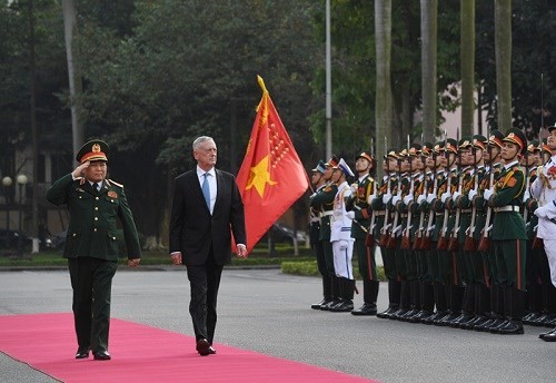 Hai Bộ trưởng duyệt đội danh dự. Ảnh: TRỌNG HẢI.