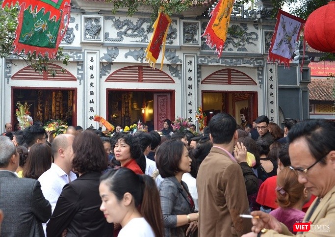 Phủ Tây Hồ ngày đầu năm mới. Ảnh VietTimes