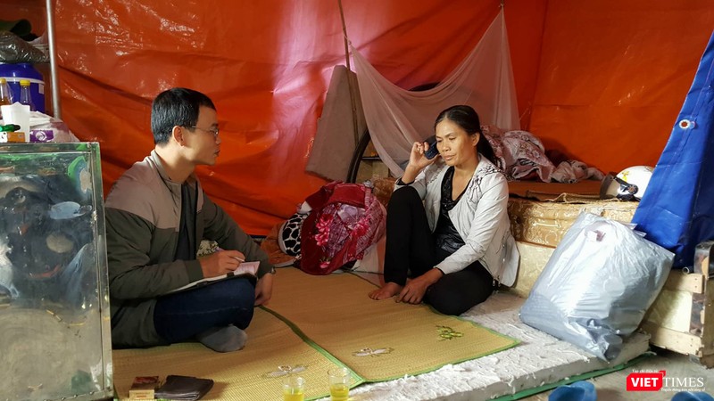 Bà Chanh trong túp lều của mình.